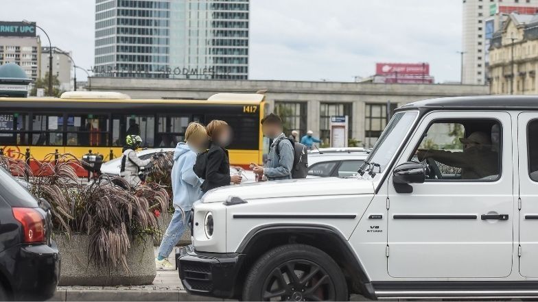 Sara Boruc gawędzi przez telefon za kierownicą mercedesa
