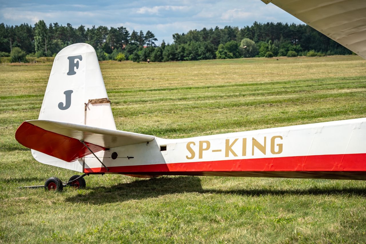 Zabytkowy szybowiec Slingsby T21B na lotnisku w Pile