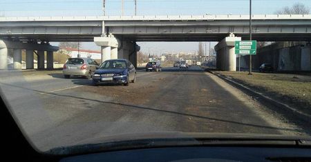 Al. Witosa: Stracił panowanie. Rover uderzył w latarnię i przeleciał przez pas zieleni