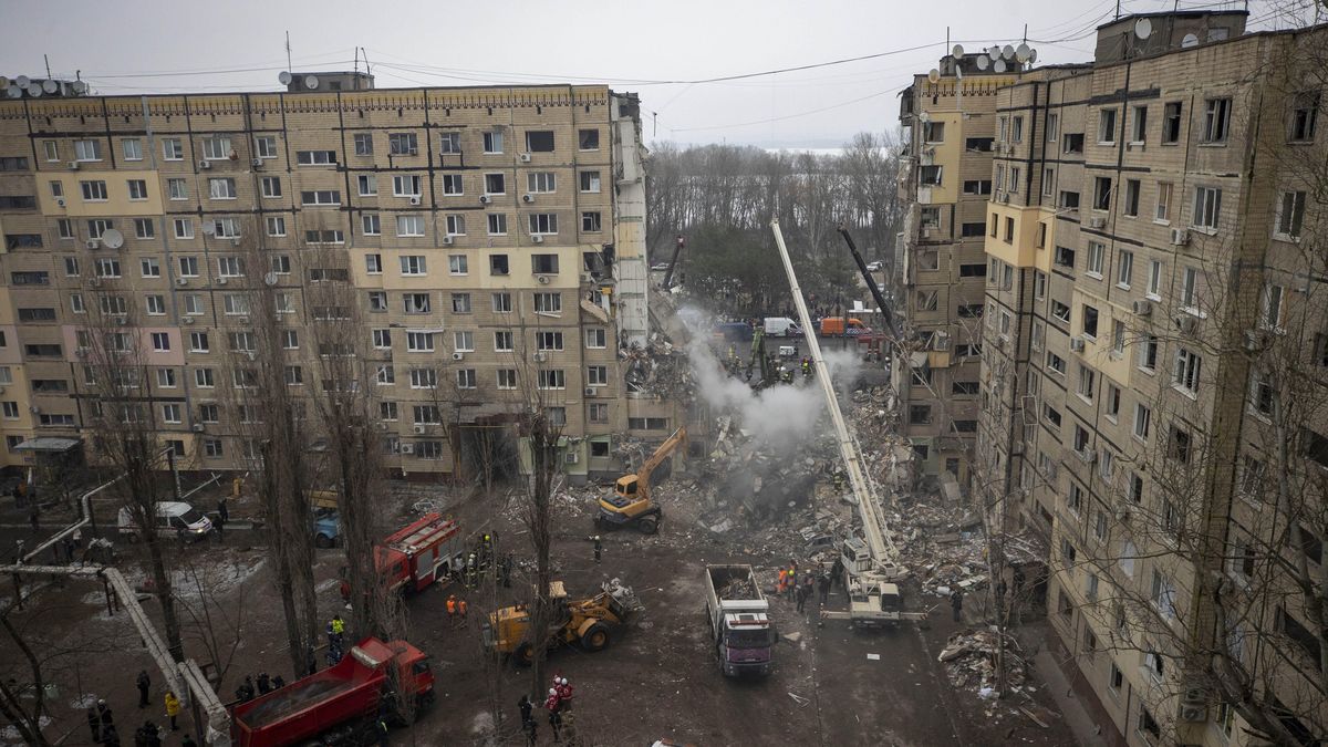 Death toll rises to 25 in Russian missile strike in eastern Ukraine
DNIPRO, UKRAINE - JANUARY 15: A view of destruction after a Russian missile strike with at least 25 people reported dead amid Russia-Ukraine war in Dnipro, Ukraine on January 15, 2023. Mustafa Ciftci / Anadolu Agency/ABACAPRESS.COM 
Dostawca: PAP/Abaca
AA/ABACA
agresja Rosji, atak, atak Rosji na Ukrain�, blok mieszkalny, inwazja, inwazja rosyjska, konflikt zbrojny, nalot, obiekt cywilny, rakietowy, rosyjska, rosyjski, sytuacja na Ukrainie, sytuacja w Ukrainie, Ukrai�cy, Wojna na Ukrainie, wojna w Ukrainie, wok� Ukrainy, zniszczenia, akcja ratunkowa, poszukiwawcza, ratownicza, stra� po�arna, stra�acy