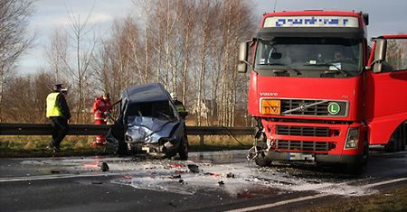 Groźne zderzenie cysterny z osobówką