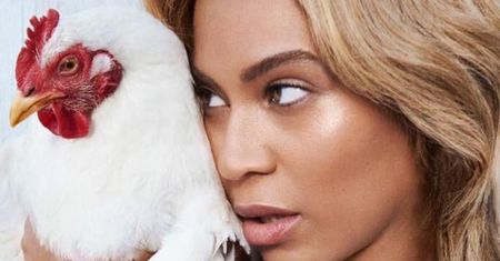 Beyonce pozuje z kurą...