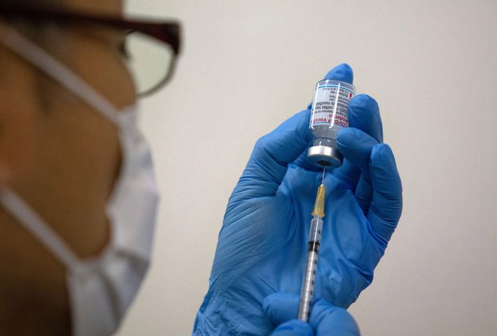Szczepionka Moderny chroni przed zakażeniem nowymi wariantami