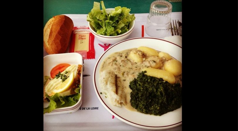 Obiad na stołówce szkolnej w zachodniej Francji jest bardzo pożywny