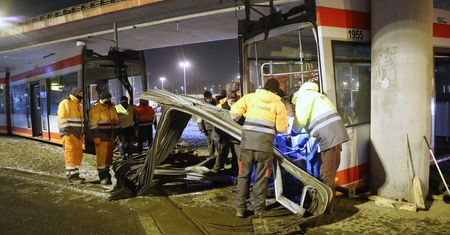 Łódź. Tramwaj uderzył w estakadę. Są ranni