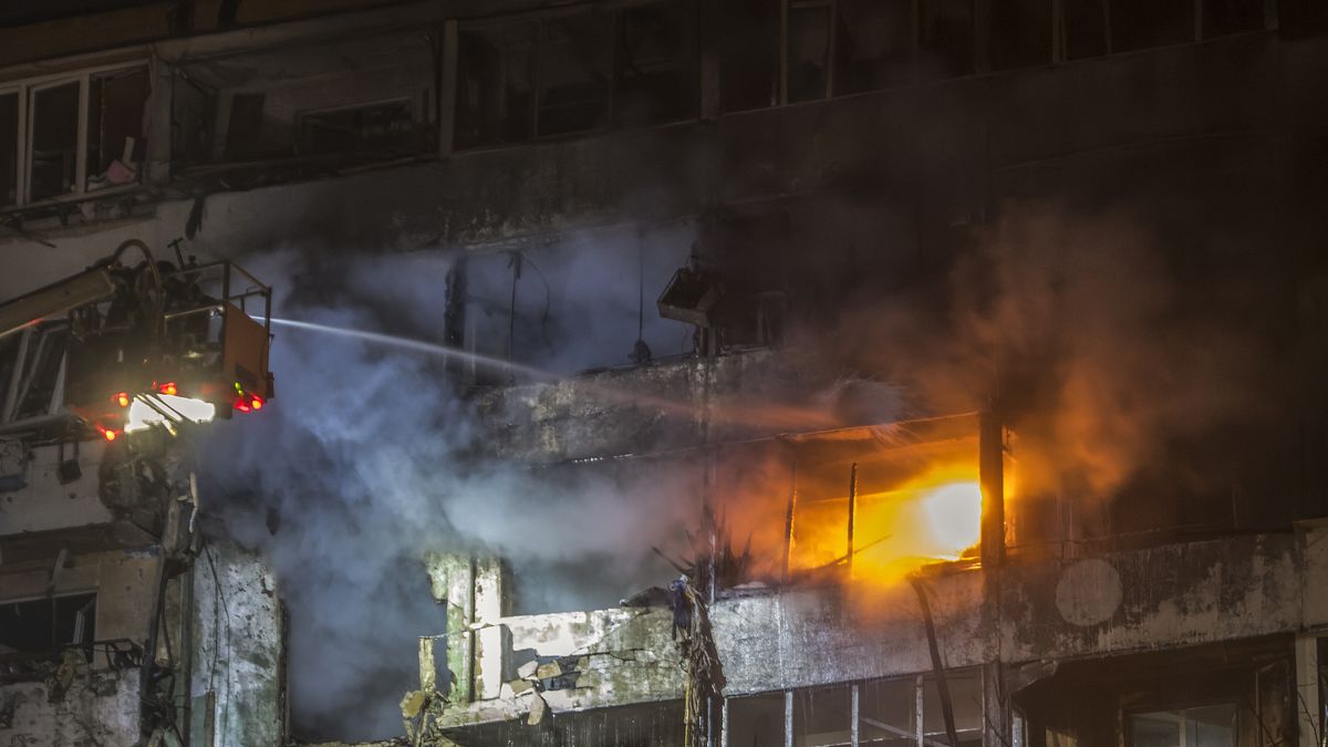 Ukrainian rescuers work at the site of a Russian strike on a nine-storey residential building in Kyiv, Ukraine, 25 November 2025, amid the Russian invasion. At least six people were killed and dozens of others injured, including two children, in an overnight combined Russian attack on Kyiv, according to the State Emergency Service report. EPA/MAXYM MARUSENKO Dostawca: PAP/EPA.