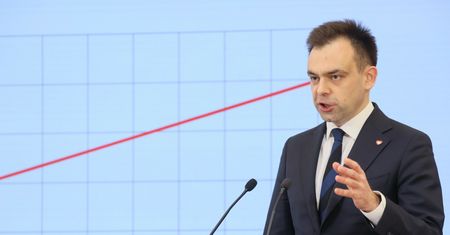 "Kronika psucia finansów publicznych przez PiS". Co mówi nam nowy dokument rządu? [OPINIA]