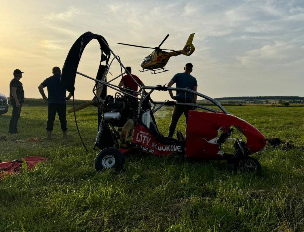 Motolotniarze spadli na łąkę. Lądował śmigłowiec LPR