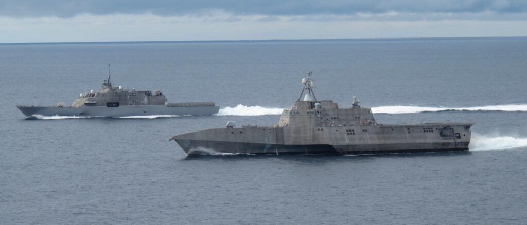 W tle USS Freedom (LCS 1), na pierwszym planie – USS Independence (LCS 2). Obie jednostki wycofano w 2021 roku.
