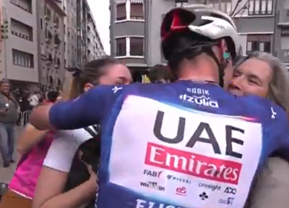 Juan Ayuso cieszy się ze zwycięstwa (twitter.com/Eurosport_PL)