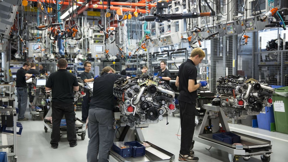 Robert Harding March 2014 Heritage
Engineers at work each hand-building an M157 5.5L V8 biturbo engine, Mercedes-AMG engine production factory in Affalterbach, Bavaria, Germany, Europe