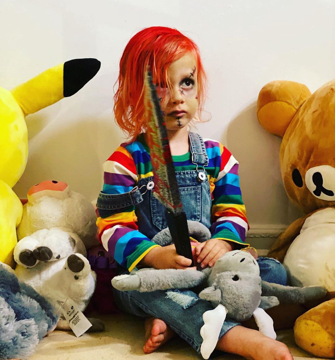 Chcąc "wesprzeć" grającą w horrorze koleżankę, Tori Spelling obfotografowała synka odtwarzającego postać laleczki Chucky