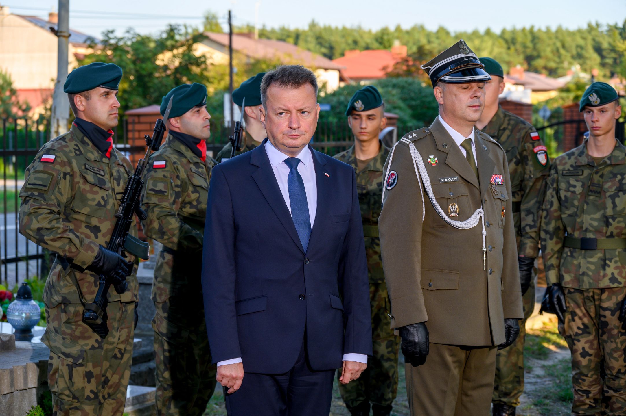 Rudnik nad Sanem (woj. podkarpackie), 16.09.2023. Minister obrony narodowej Mariusz Błaszczak (L) wziął udział w akcji "Warta Pamięci" przy grobie rodziny Boryczków na cmentarzu w Rudniku nad Sanem, 16 bm. (aldg) PAP/Paweł Topolski