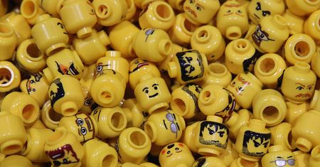 Połknęli klocki Lego. Kontrowersyjny eksperyment miał jeden cel