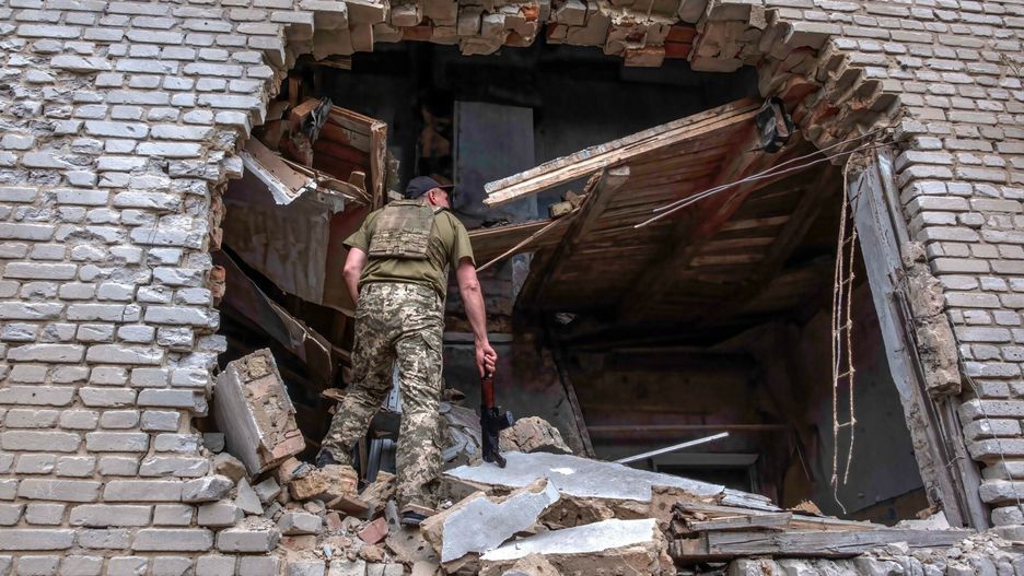 Wojna w Ukrainie - sytuacja w Zaporo?u
Mandatory Credit: Photo by Rick Mave/SOPA Images/Shutterstock (12934877d)  A soldier enters in the hole of building recently bombed, to inspect the damages. Malinovka is a village east of Zaporizhia city in Huliaipole district, Zaporizhia region, which was occupied by Russian army and retaken by Ukrainian army.  Destruction in Malinovka, Ukraine - 9 May 2022
Rick Mave/SOPA Images/Shutterstock