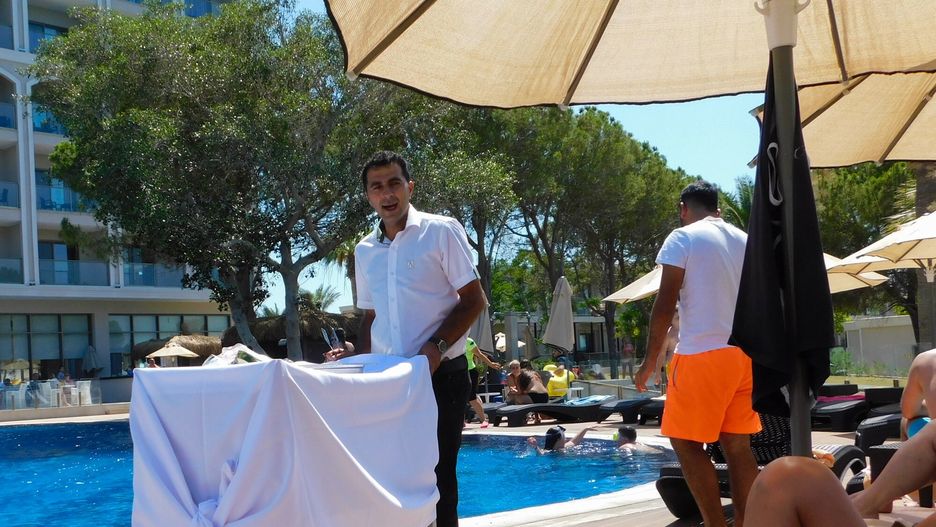 Urlop za granic? - Turcja
Fot. Adam Staskiewicz / East News. Turcja 10.07.2017. Wypoczynek w Turcji, zwiedzanie, wycieczki fakultatywne N/Z basen hotelu Aurum Moon, kelner
Adam Staskiewicz