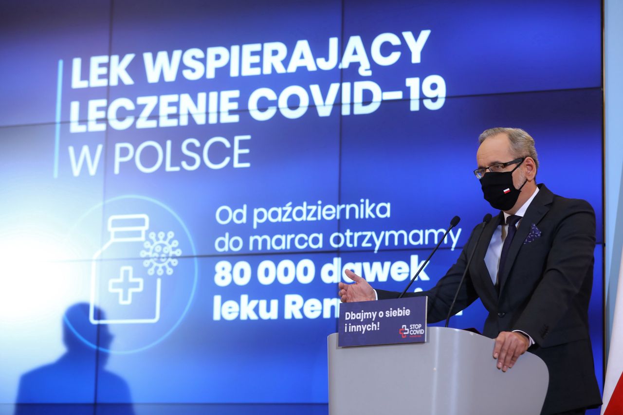 Remdesivir. Koronawirus w Polsce. Minister zdrowia Adam Niedzielski podczas konferencji prasowej po zakończeniu posiedzenia Rządowego Zespołu Zarządzania Kryzysowego (amb) PAP/Rafał Guz