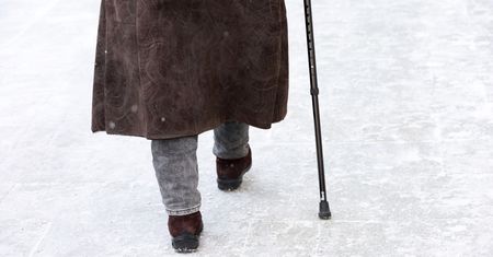 Dlaczego z wiekiem chodzi się trudniej? Naukowcy mówią jasno