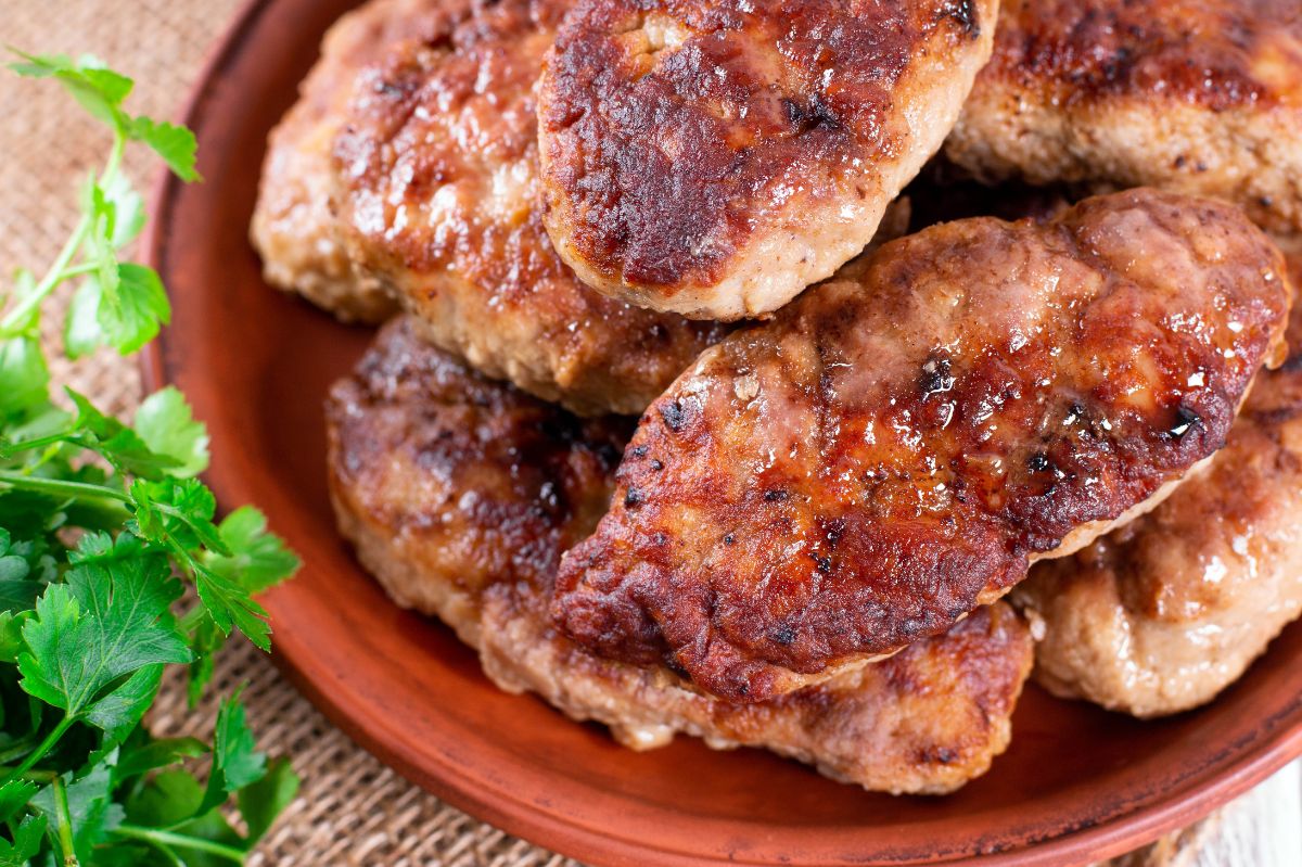 Robię dziurkę w kotletach mielonych i wkładam farsz. Wychodzą o niebo lepsze niż tradycyjne