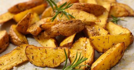 Takie ziemniaczki piekła moja babcia. Aromatyczne z chrupiącą skórką i aksamitnym środkiem