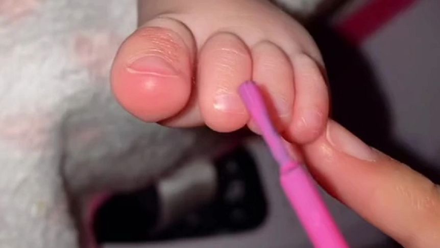 Pomalowała paznokcie 5-miesięcznej córeczce. Młoda mama znalazła się w ogniu krytyki. "Dziecko to nie zabawka!"