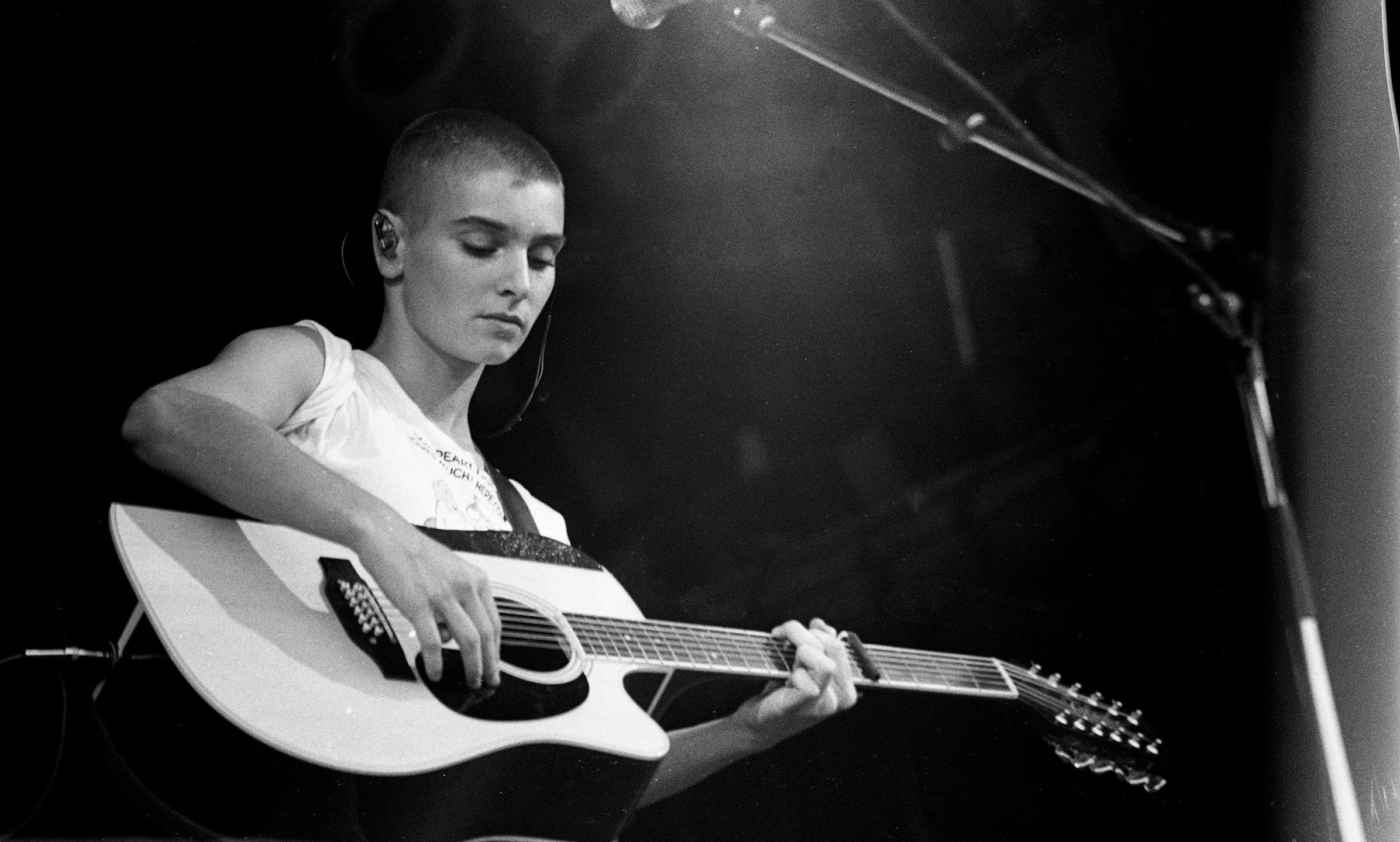 Sinead O'Connor
Sinead O'Connor performs on stage at Glastonbury , United Kingdom, 1990. (Photo by Martyn Goodacre/Getty Images)
Martyn Goodacre
huty19312
