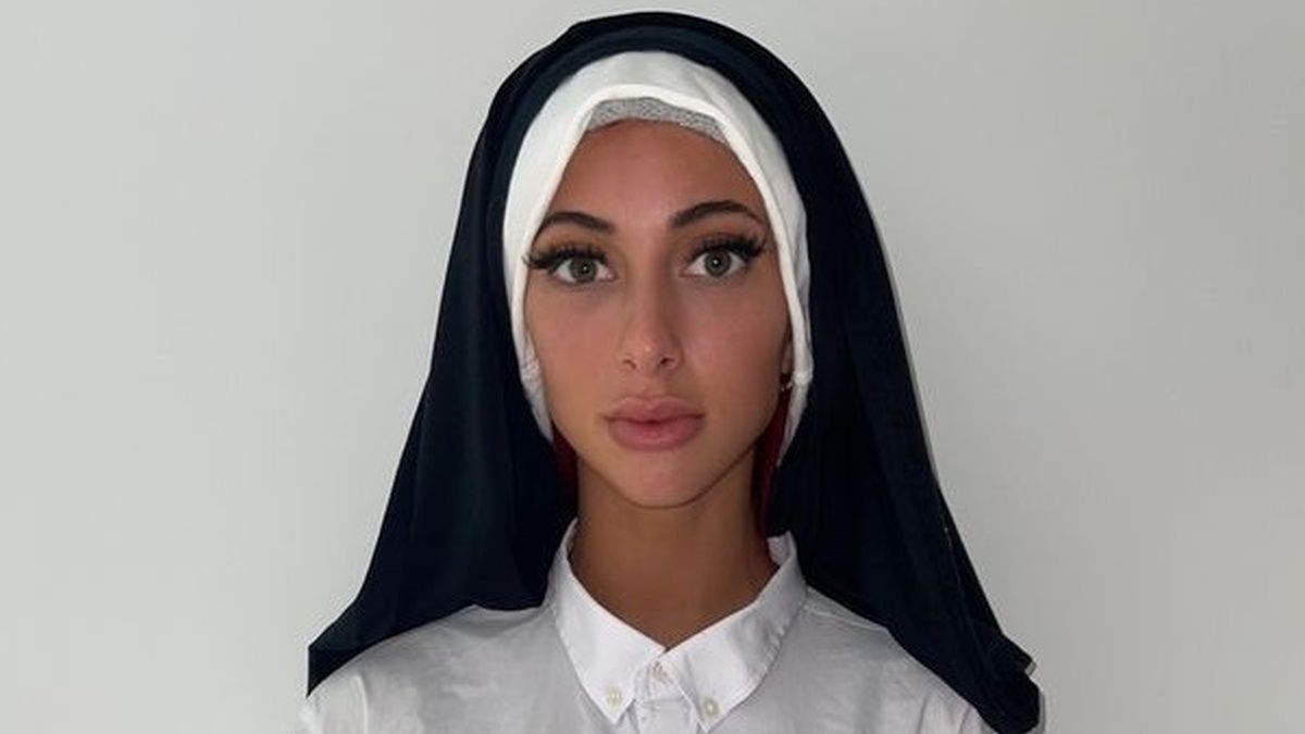 Córka pastora sprzedaje nagie zdjęcia