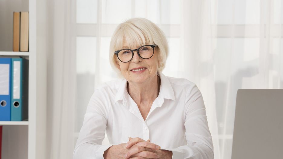 Seniorka w pracy