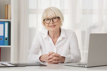 ZUS podnosi limity! Emeryci i renciści mogą teraz więcej dorobić i czekają na czternastki