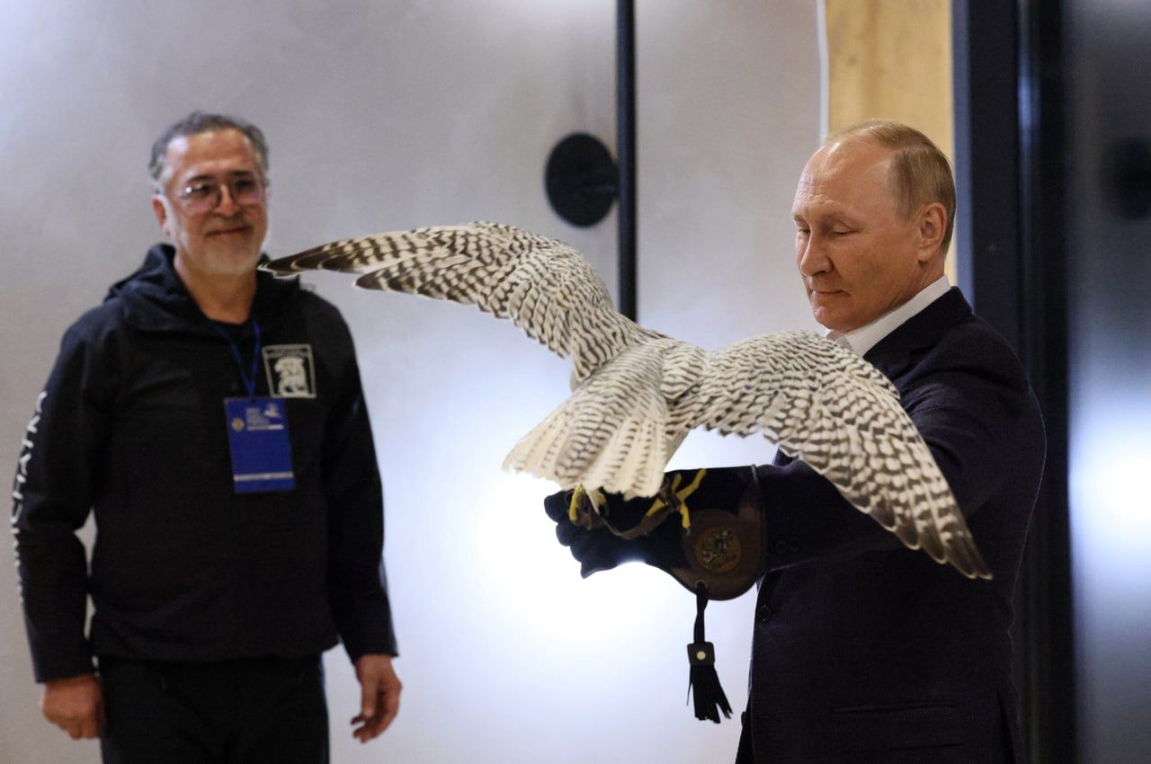 Putin pozuje z sokołem i zapowiada "pomoc" Ukraińcom. "Nasz obowiązek"