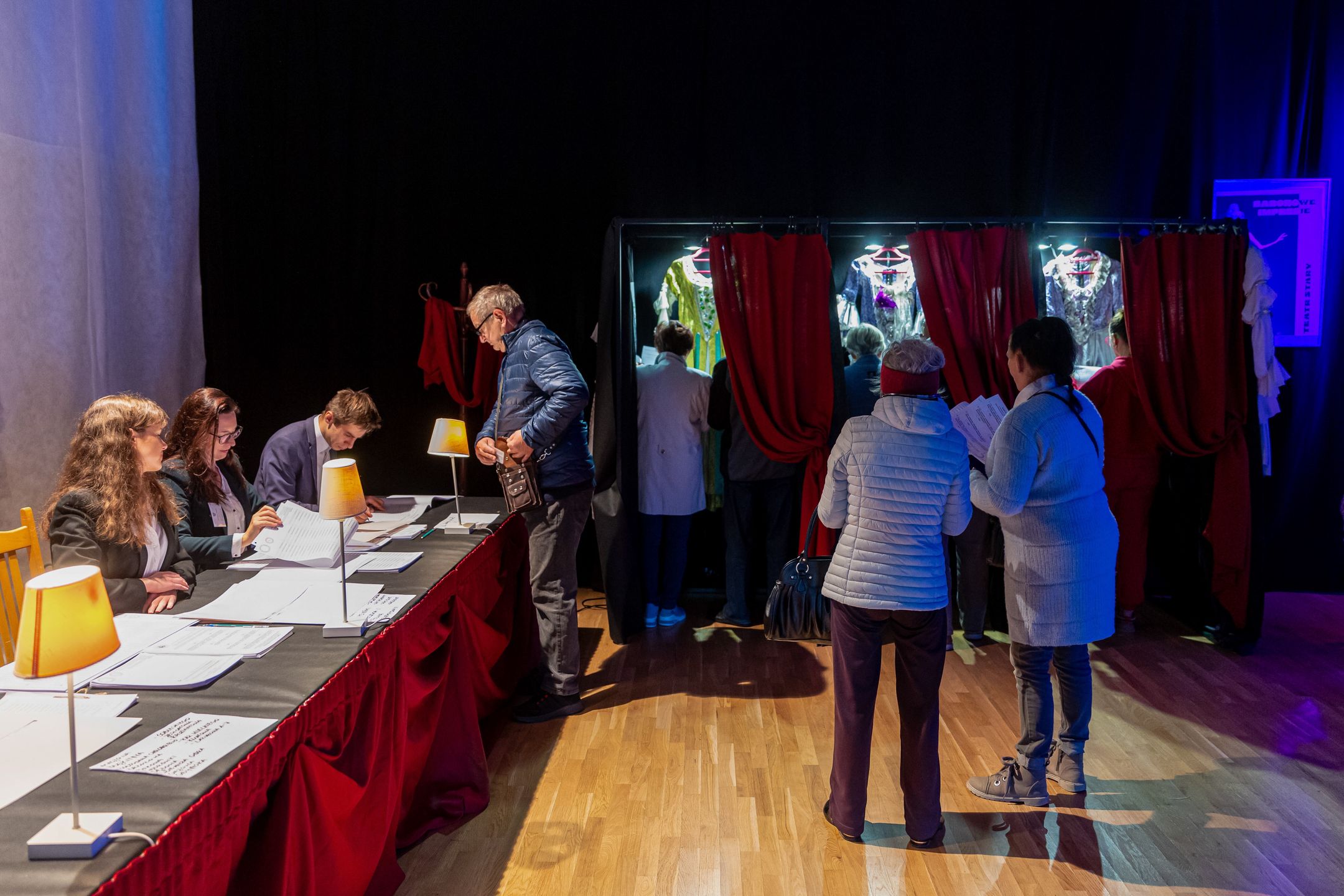 Czerwonak (woj. wielkopolskie), 15.10.2023. Wybory parlamentarne 2023. Głosowanie w siedzibe Komisji Wyborczej w Domu Kultury Sokół w Czerwonaku, 15 bm. Zgodnie z tradycją, lokal został specjalnie udekorowany. Trwa głosowanie w wyborach parlamentarnych i towarzyszącym im referendum. Do jego zakończenia obowiązuje cisza wyborcza i referendalna. (aldg) PAP/Paweł Jaskółka