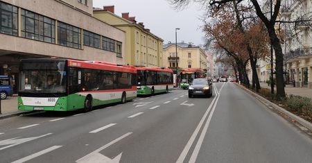 Autobus od wczoraj częściowo blokuje zatoczkę przystankową w centrum Lublina
