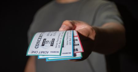Ostrzegają przed oszustami. Nadszedł sezon na przekręty biletowe