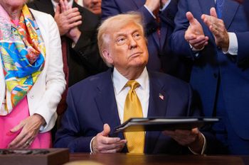 Wrze wśród zwolenników Trumpa. Biały Dom próbuje łagodzić