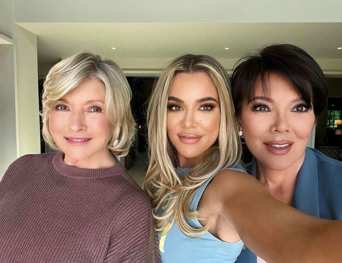 Mocno wyretuszowana Khloe Kardashian pozuje z Kris Jenner i Marthą Stewart
