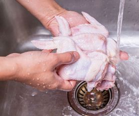 Myć kurczaka przed gotowaniem, czy też nie? Zapytaliśmy eksperta