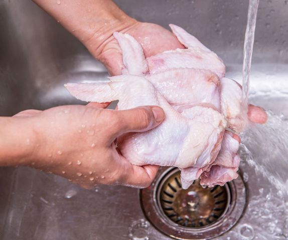 Mięsa kurczaka nie należy myć przed gotowaniem