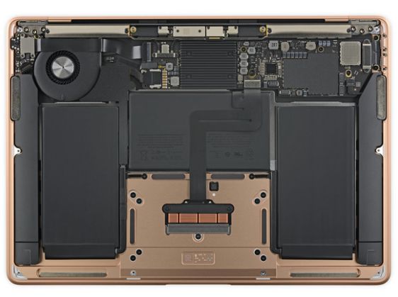 Środek nowego Macbooka Air. (źródło: ifixit.com)