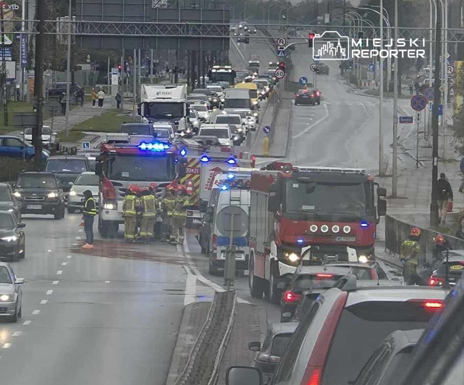 Warszawa: Zderzenie dwóch aut na Łopuszańskiej. Trójka dzieci poszkodowana