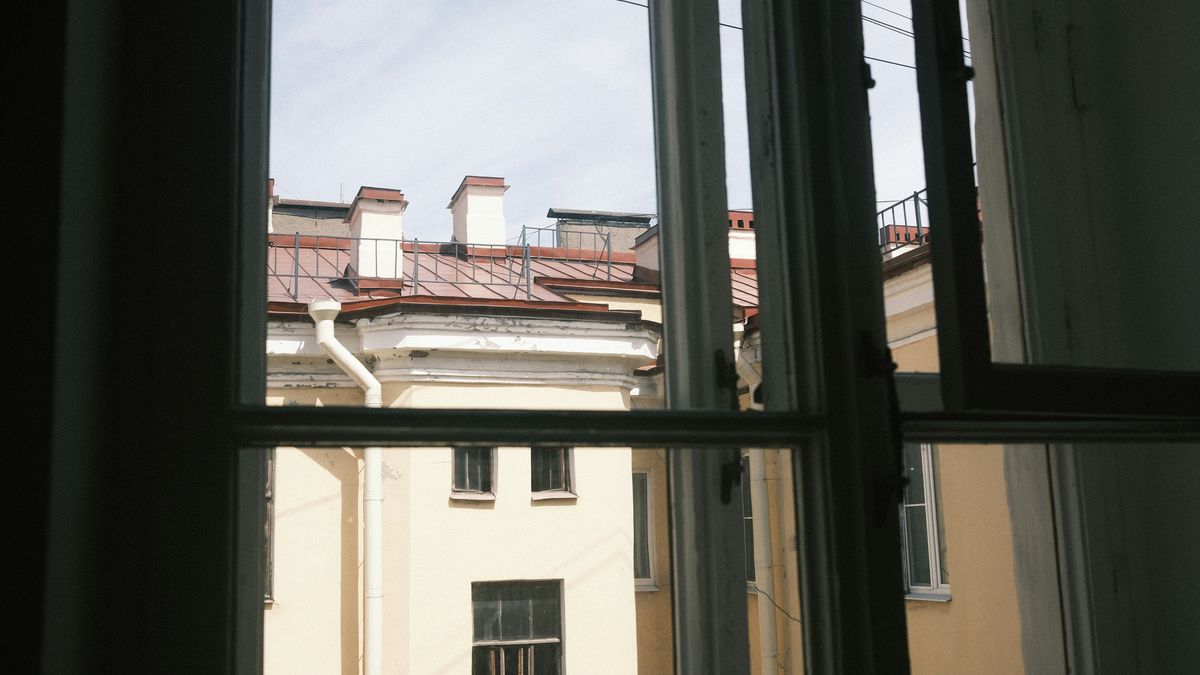 Pan Sławomir nie może otworzyć okna przez sąsiada