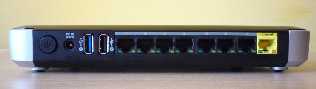 WD My Net N900 - przycisk zasilania, gniazdo zasilania, 2 x USB 2.0, 7 x Gigabit LAN, 1 x Gigabit WAN
