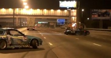 Nocny drift ulicami Moskwy [wideo]