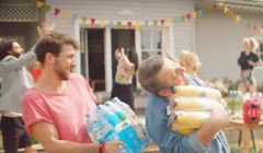 „Macarena” reklamuje „Piciopaki” w Biedronce (wideo)