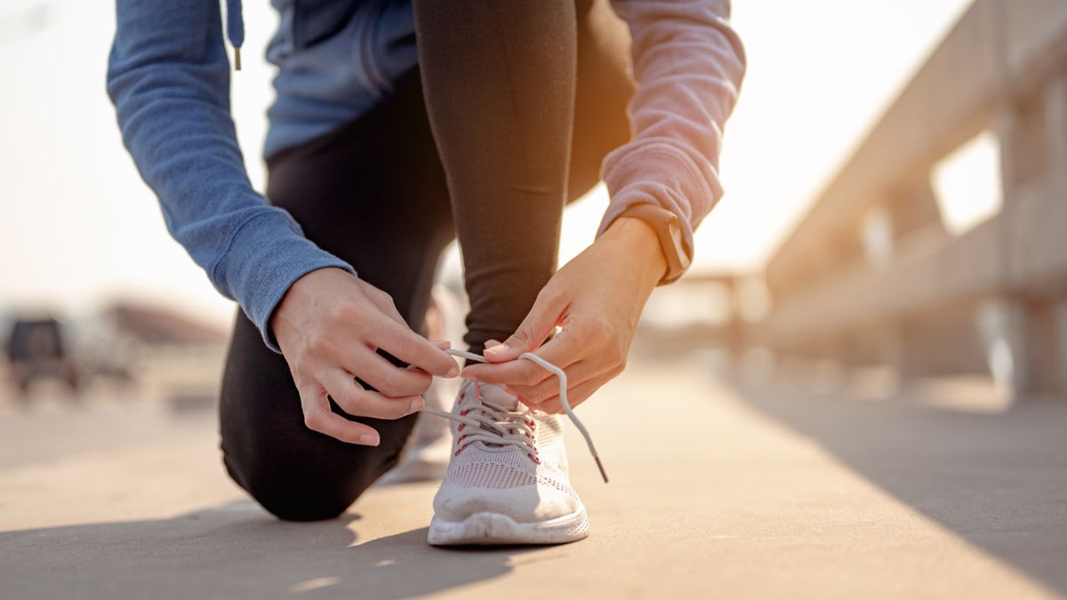Złamanie kości strzałkowej może być następstwem nagłego zwrotu podczas biegu.