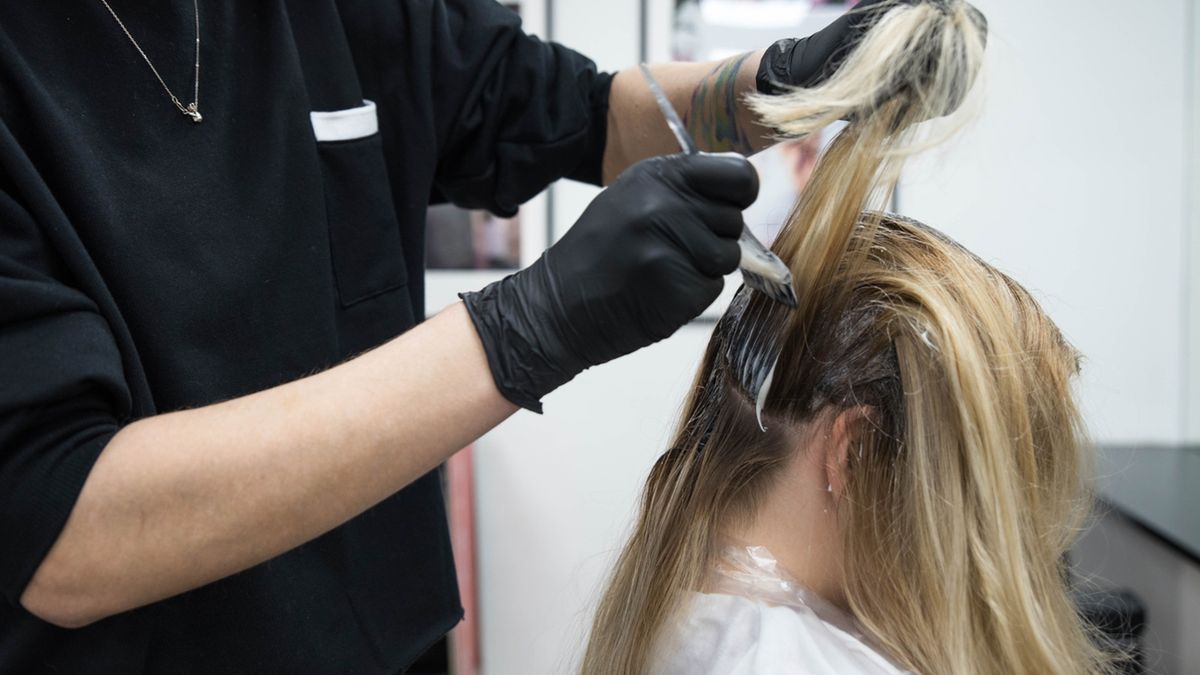 Farbowanie odrostów można wykonać zarówno w salonie fryzjerskim, jak i samodzielnie w domu