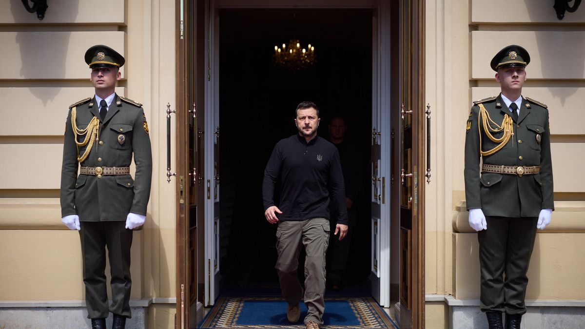 A handout photo made available by the Ukrainian Presidential Press Service shows Ukrainian President Volodymyr Zelensky (C) on his way to welcome Hungarian Prime Minister Orban prior to a meeting in Kyiv, Ukraine, 02 July 2024. The Hungarian prime minister arrived in Kyiv to discuss 'European peace' with the Ukrainian president as well as current issues in Hungarian-Ukrainian bilateral relations, the Hungarian government spokesman Zoltan Kovacs said. This is Orban's first official visit to Ukraine since the beginning of the Russian invasion in 2022. EPA/UKRAINIAN PRESIDENTIAL PRESS SERVICE HANDOUT -- MANDATORY CREDIT: UKRAINIAN PRESIDENTIAL PRESS SERVICE -- HANDOUT EDITORIAL USE ONLY/NO SALES Dostawca: PAP/EPA.