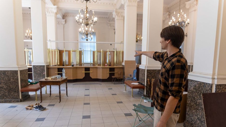 Artyści tworzący nieinstytucjonalny Teatr Anatomia prowadzą właśnie remont wnętrz gmachu, w którym przed laty w Chorzowie działał bank. Wkrótce to dobrze znane wśród chorzowian i chorzowianek miejscem stanie się przestrzenią dla wielu, różnorodnych inicjatyw twórczych