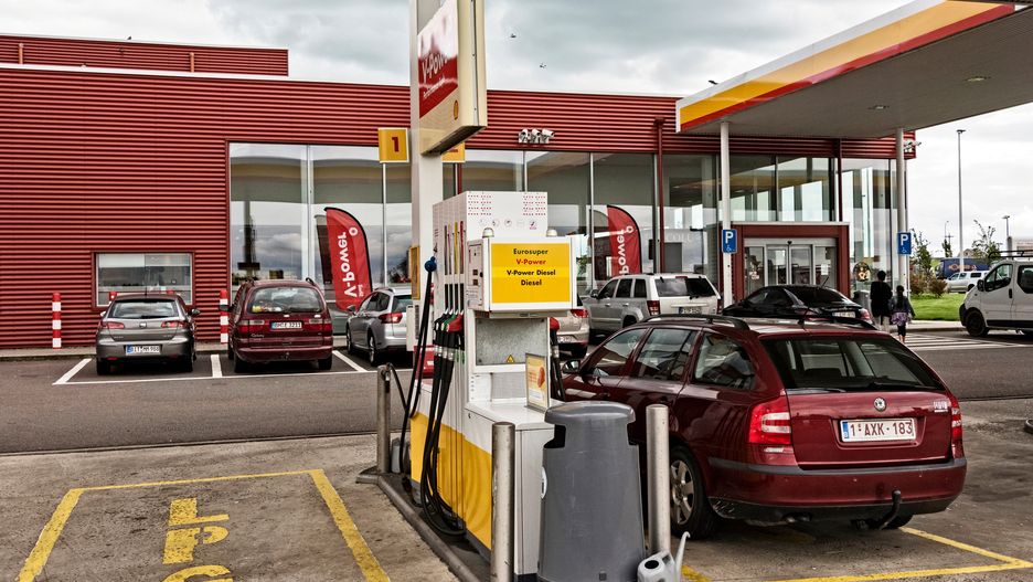 Stacja paliw przy belgijskiej autostradzie A3 niedaleko miasta Hevre 