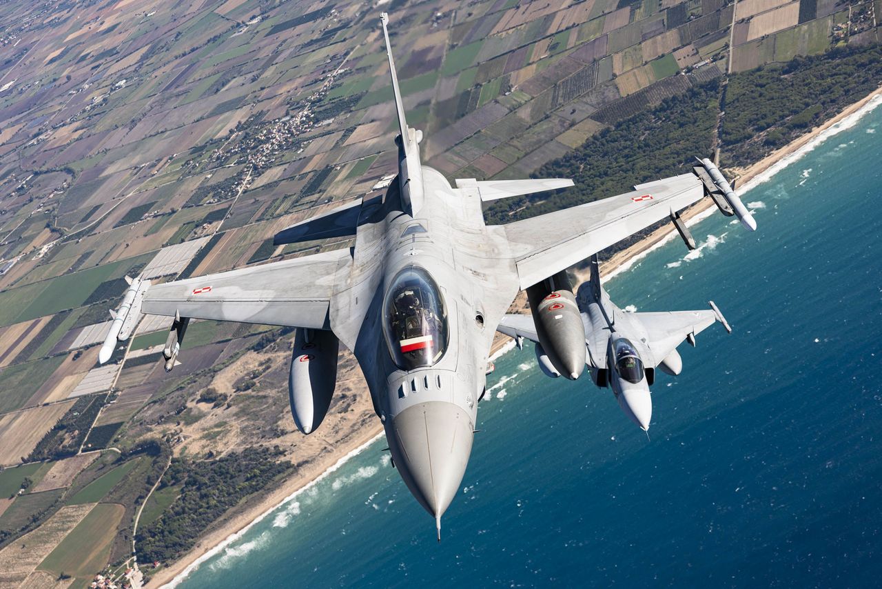 Dziesiątki samolotów NATO nad Europą. Są wśród nich polskie F-16