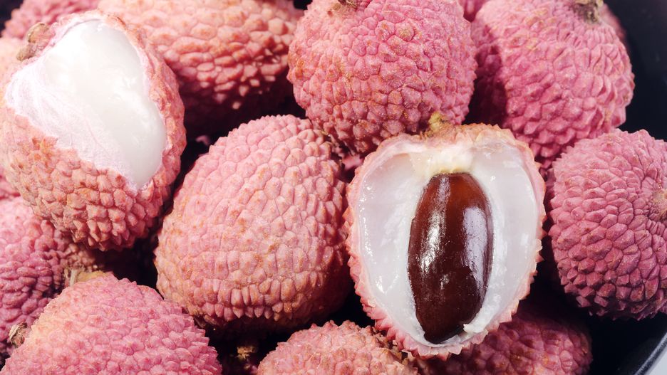 liczi, azjatycki, azja, chiny, owoce, samodzielnie, gradient, pyszne, jedzenie, zbliżenie, zdrowe, dieta, soczyste, naturalne, natura, tropikalna, egzotyczny, czerwony, różowy, zdrowie, smaczny, smak, surowy, styl życia, studio, c, organiczny, ciemny, czarny, miska, otwórz, grupa, smakosz, nasiona, lichi, witamina